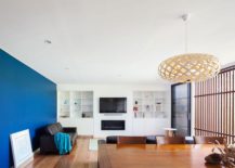 Family-room-with-bight-and-cheerful-blue-accent-wall-217x155