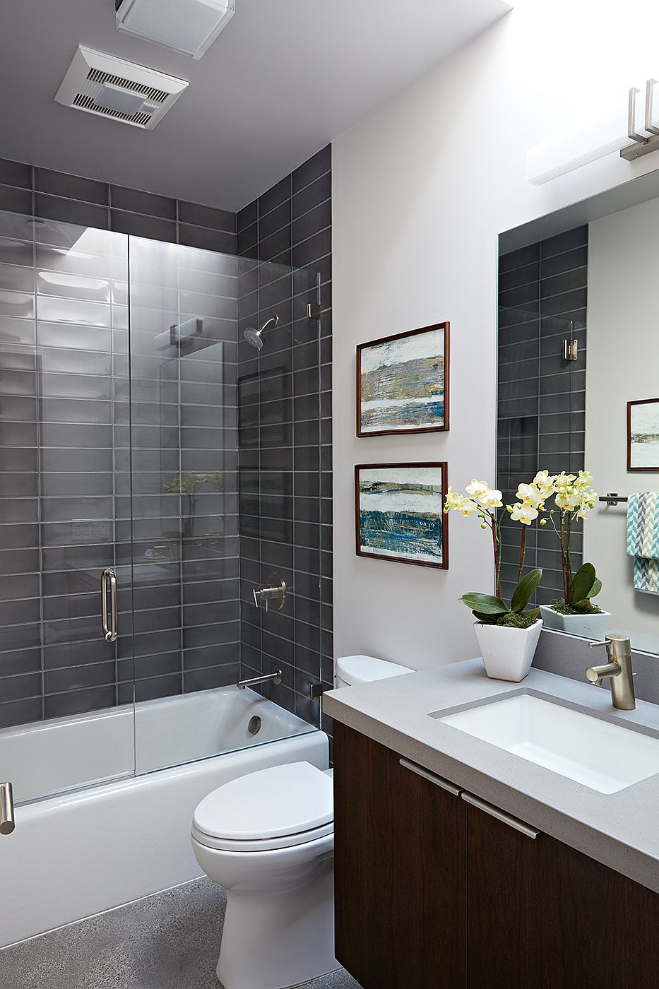 Gray tiles for the shower area inside the modern bathroom with neutral color palette