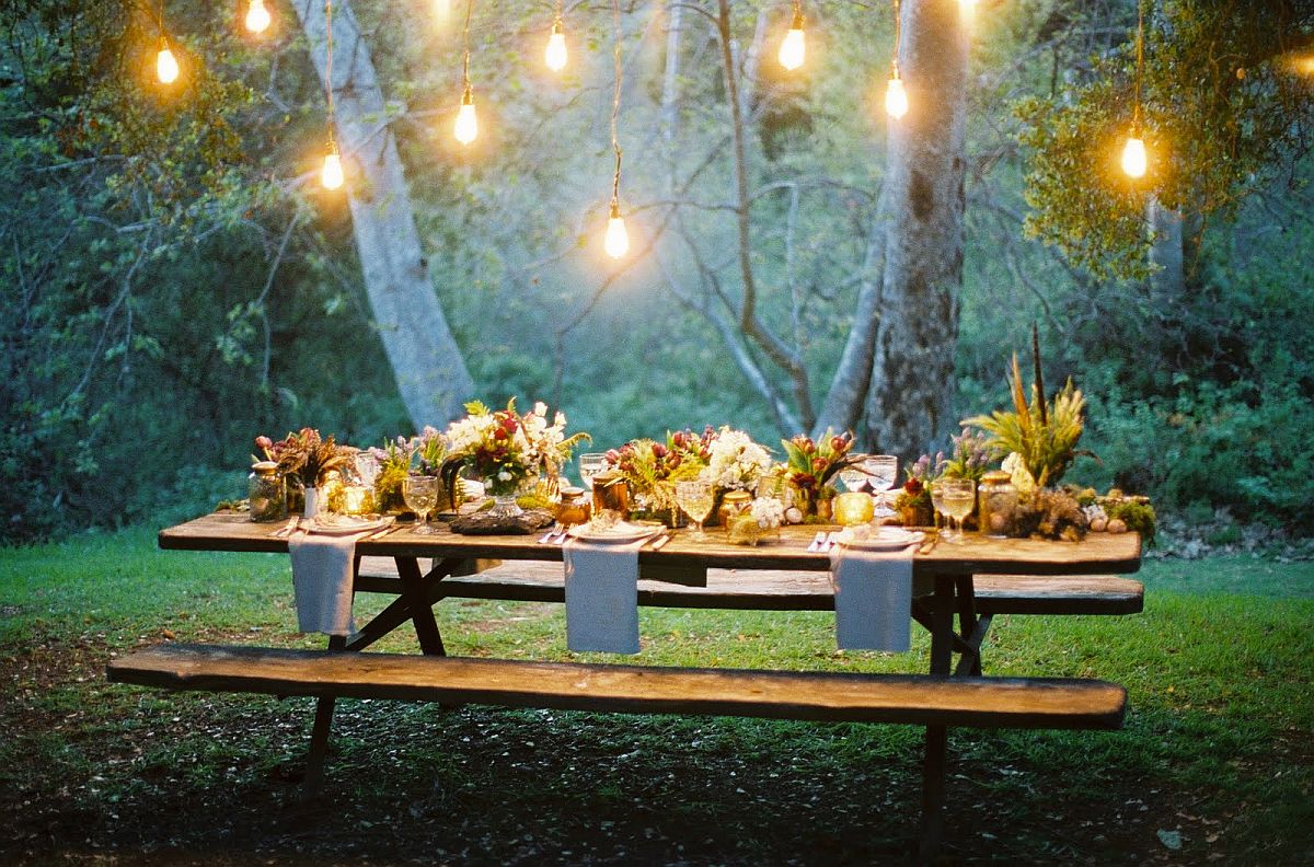 Lighting steals the show at this outdoor Thanksgiving dinner party!