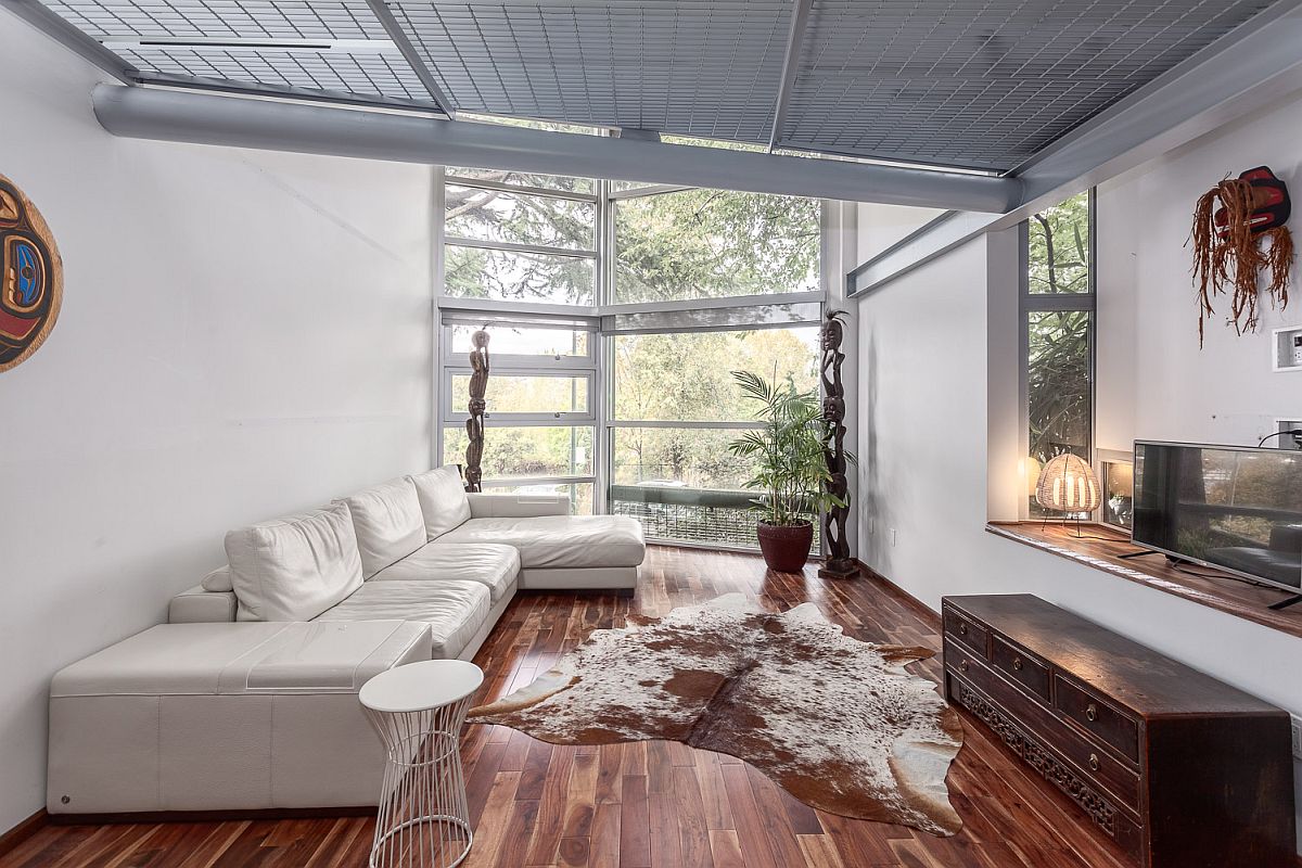 Living room in white with wooden flooring