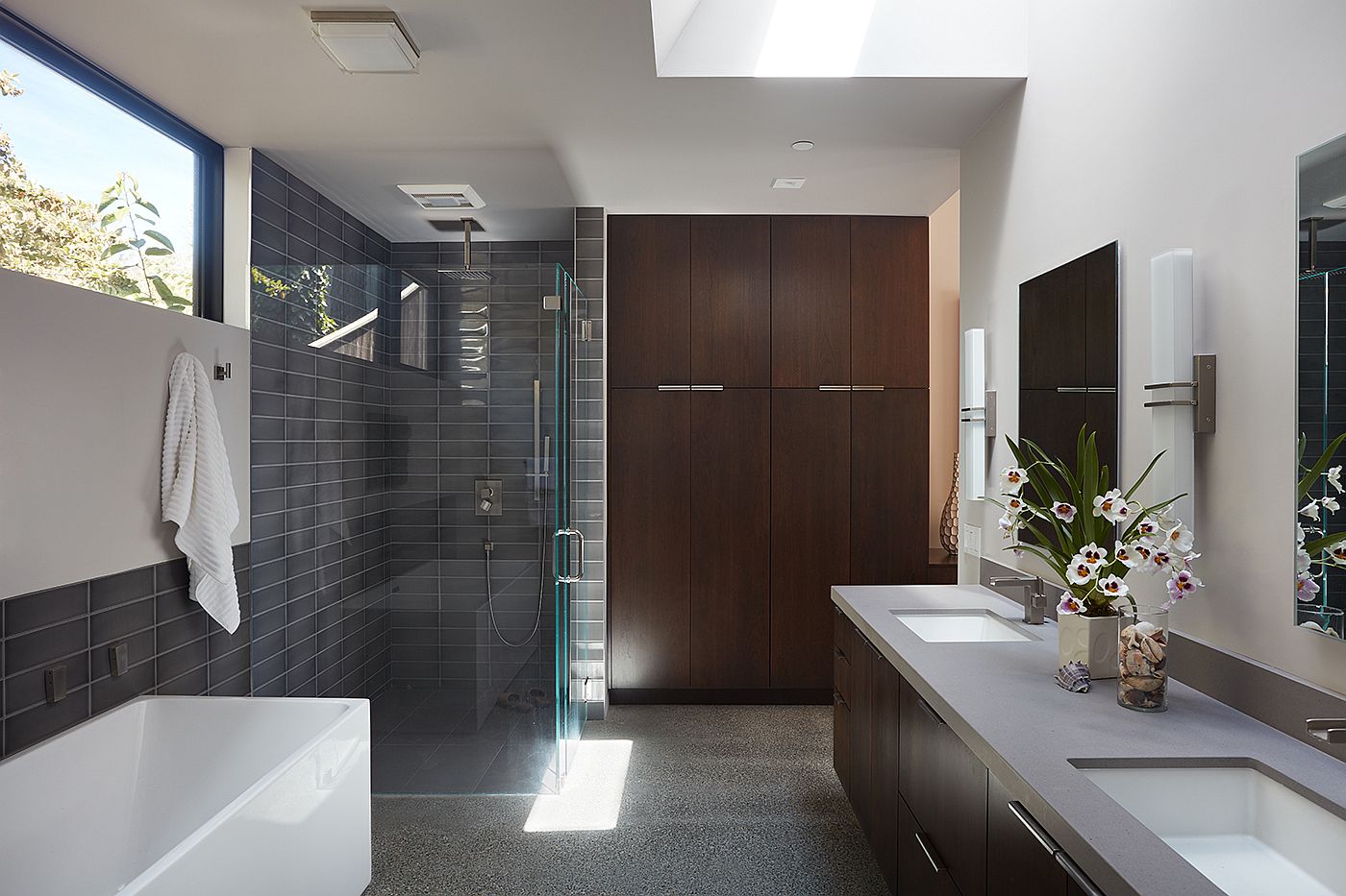 Modern bahroom in gray and white with plenty of natural light