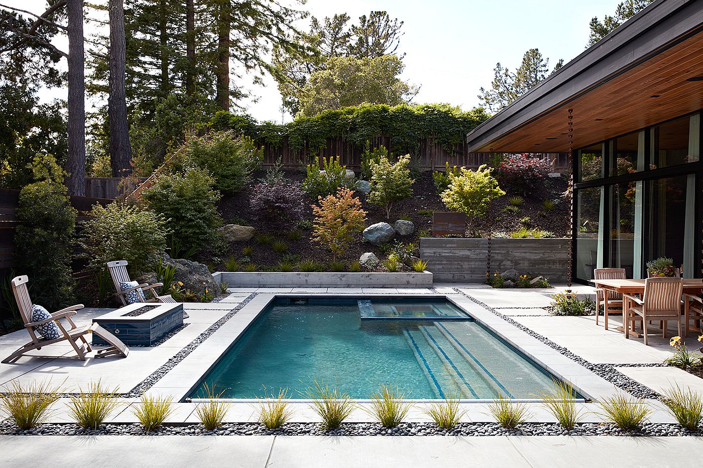 Modern small pool complements the Eichler-inspired Californian home perfectly
