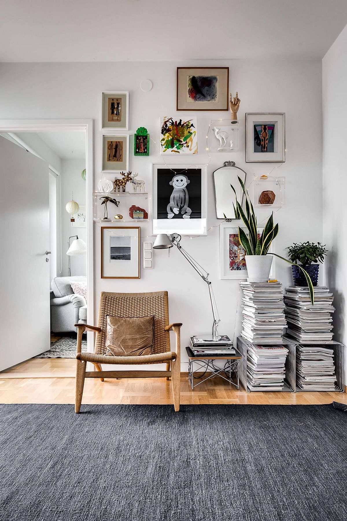 Nifty way to make use of the corner space with stacked books