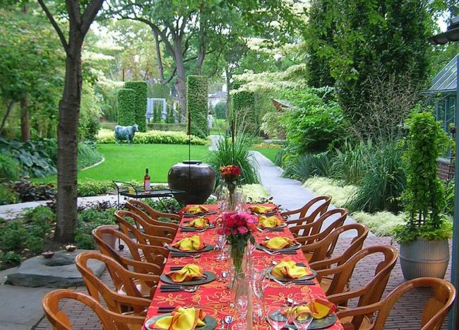 15 Outdoor Thanksgiving Dinner Decorations & Table Settings