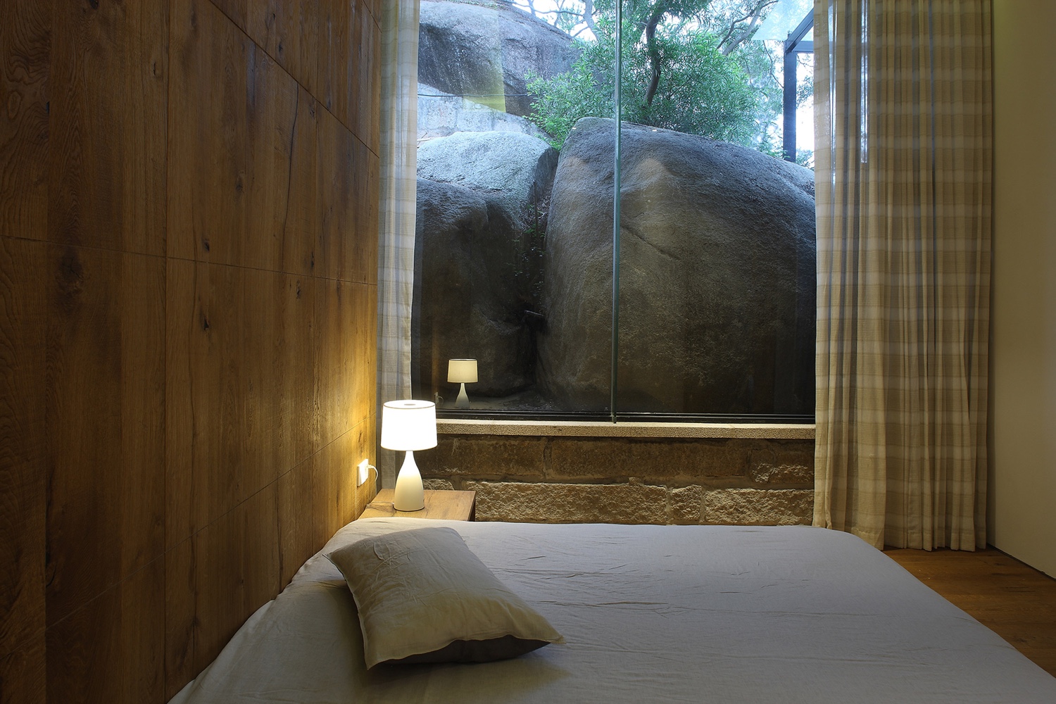 Cosy lighting in Returning Hut, a home in southeast China by designer Xu Fu-Min. Photo by Wu Yong-Chang via Dezeen. 