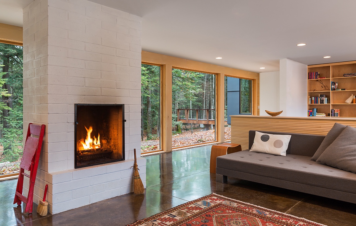 .A cosy fireside in a home by Salmela Architects. Image © Paul Crosby.