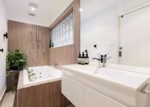 Small-bathtub-makes-use-of-corner-space-in-the-bathroom-217x155