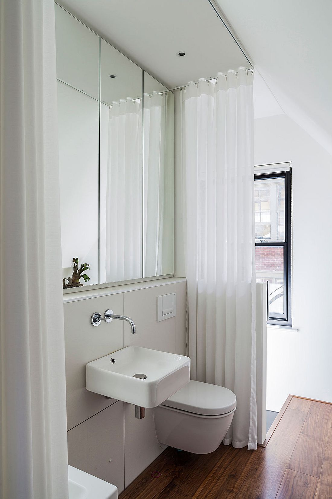 Small contemporary bathroom in white