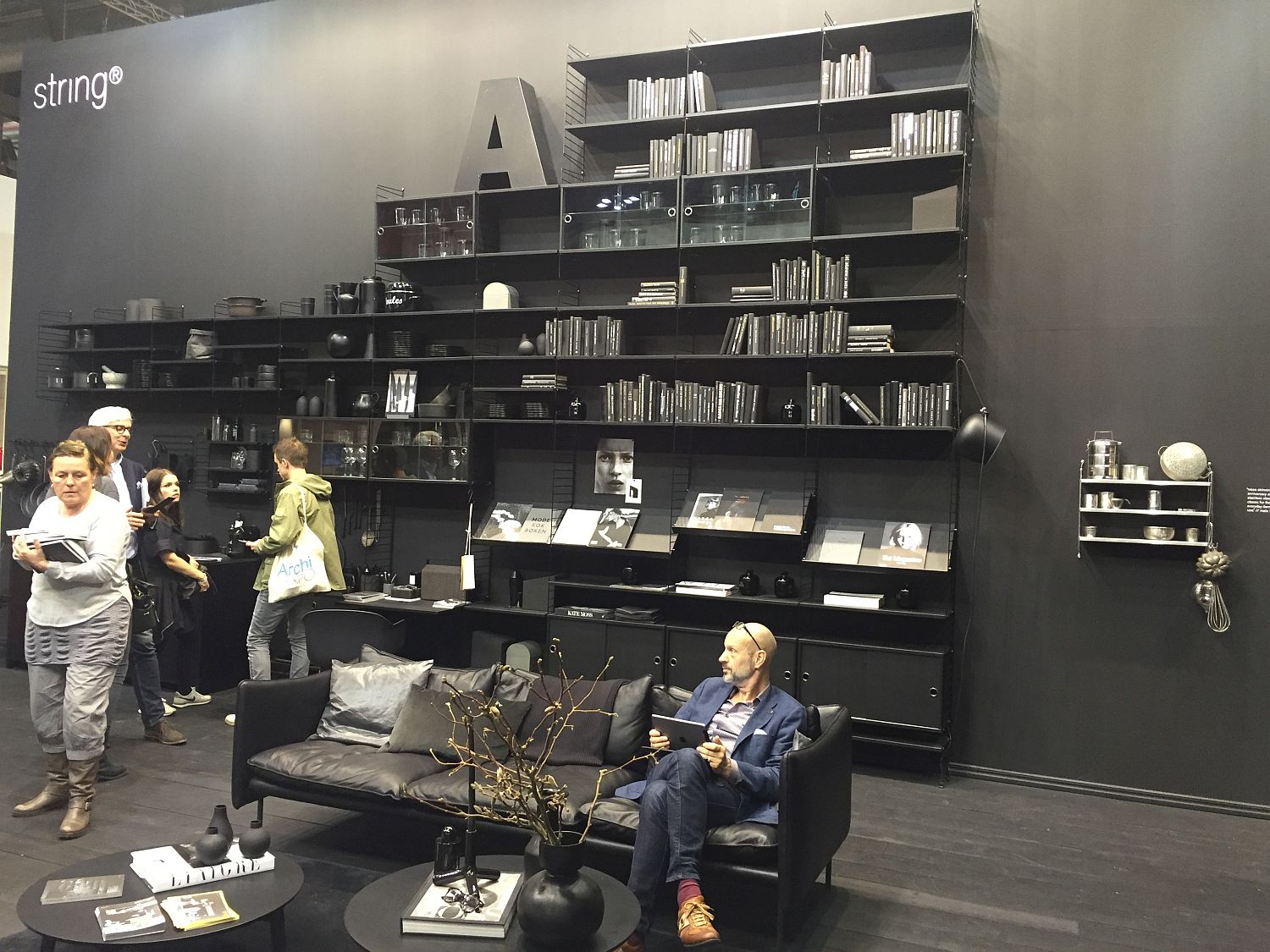 Smart black and white bookshelf can make most of vertical space in your home