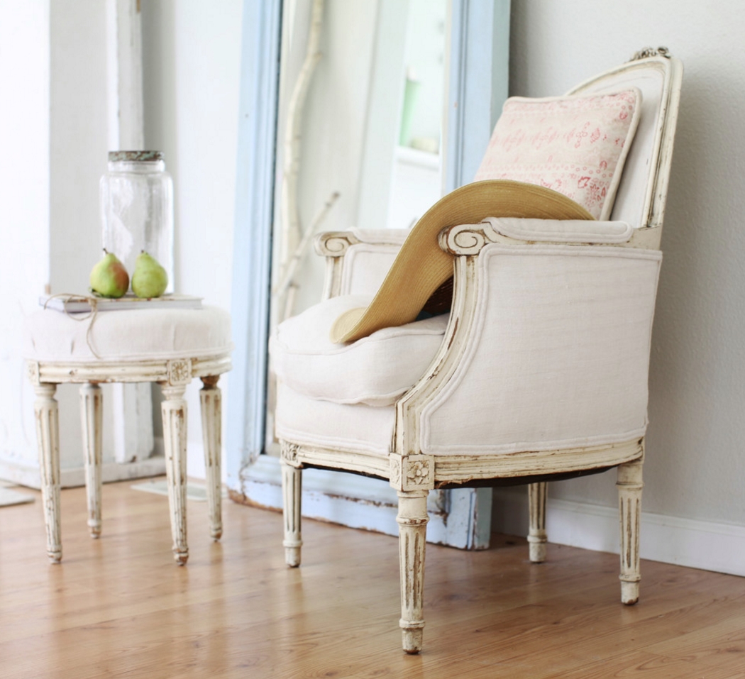 Soft hues in a shabby chic interior [photo by Dreamy Whites]