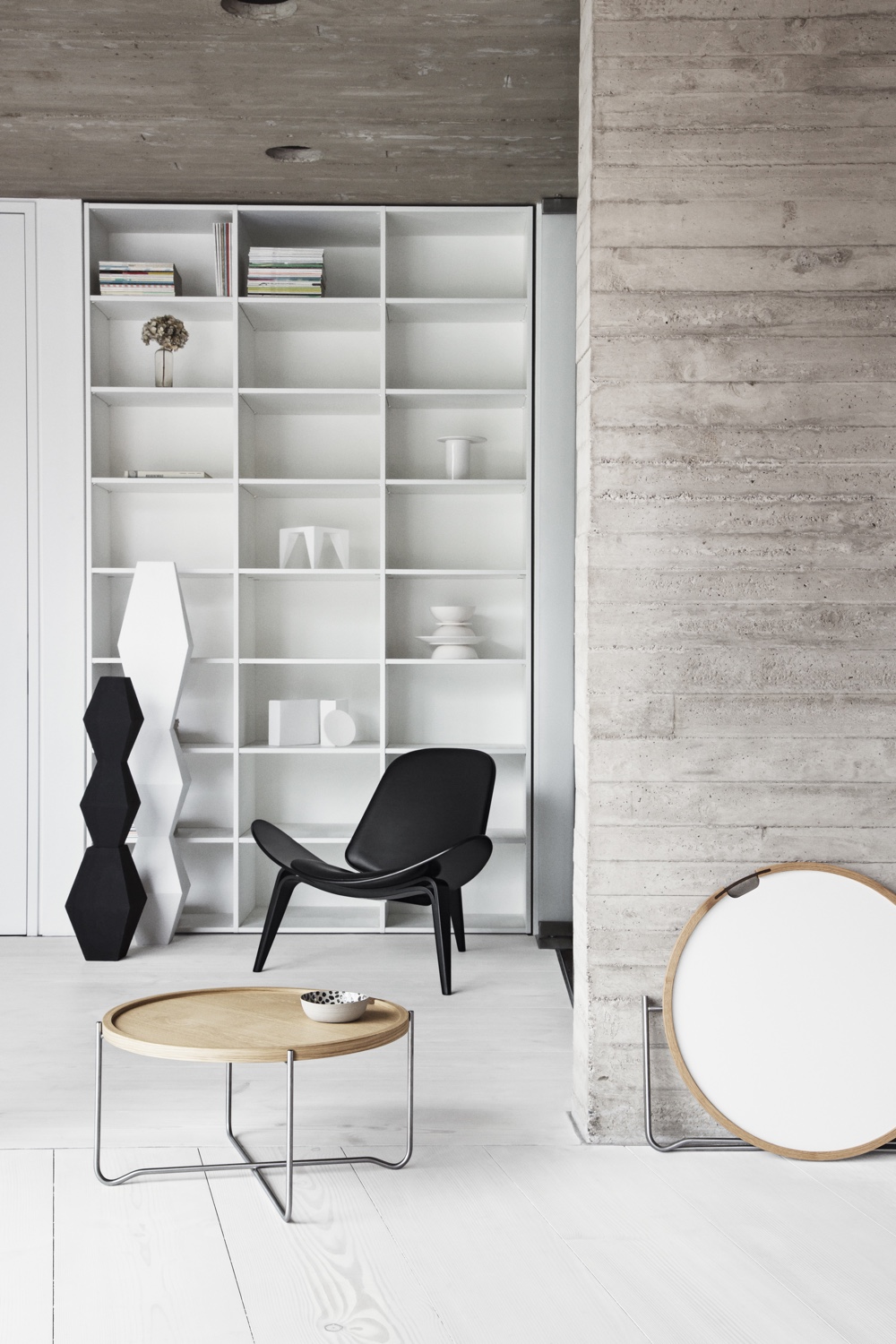 CH417 tray table with the light oak tray facing up. Also pictured is the white/black tray variation and this writer's chosen lounge chair for life, the CH07 Shell Chair.