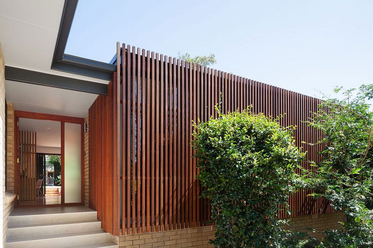 Vertical slatted timber elements give the street facade ample privacy