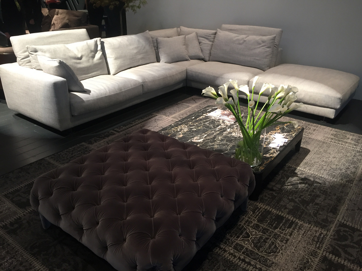 Calla lilies add drama and height to a low coffee table