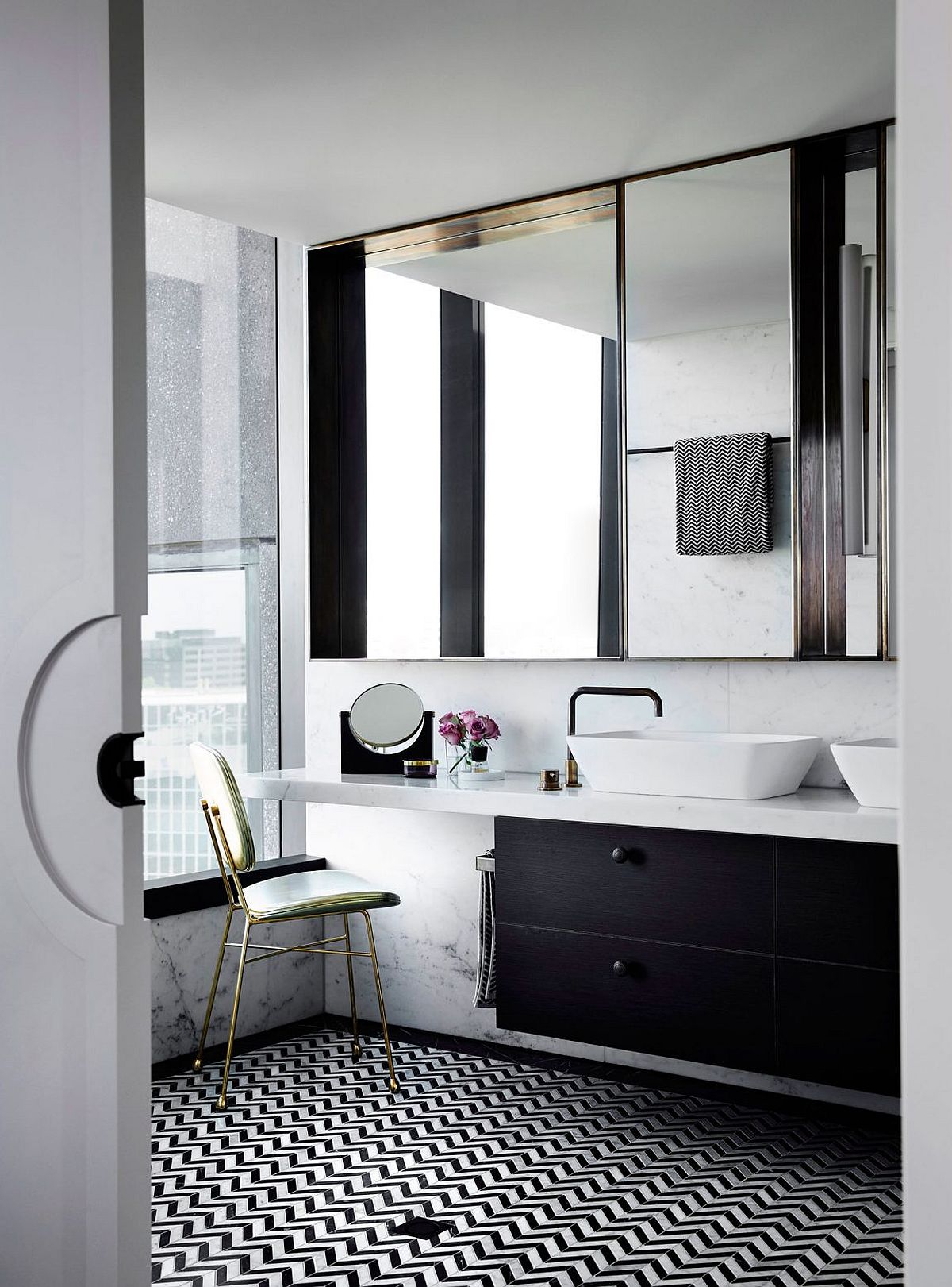 Contemporary bathroom in black and white