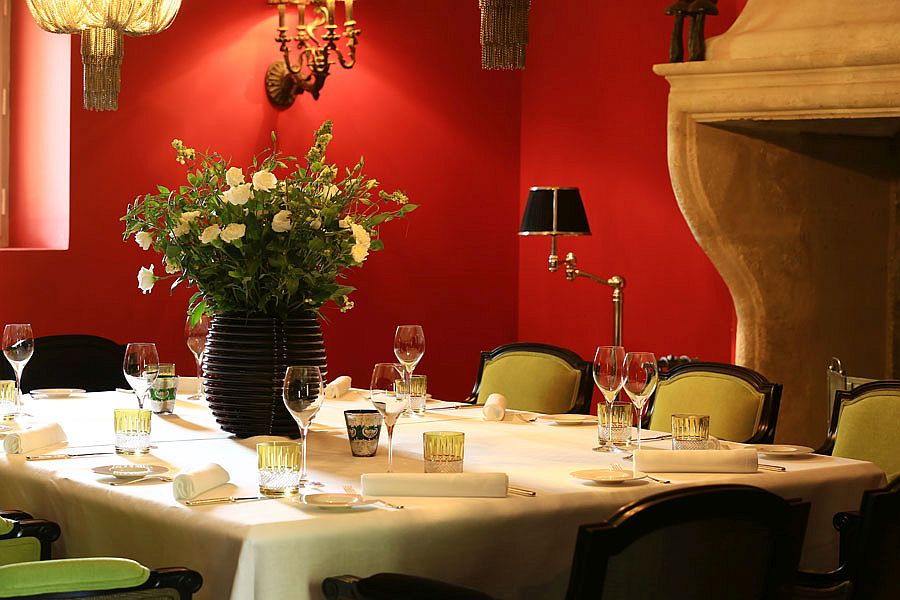 Dining area in red of Domaine De Manville