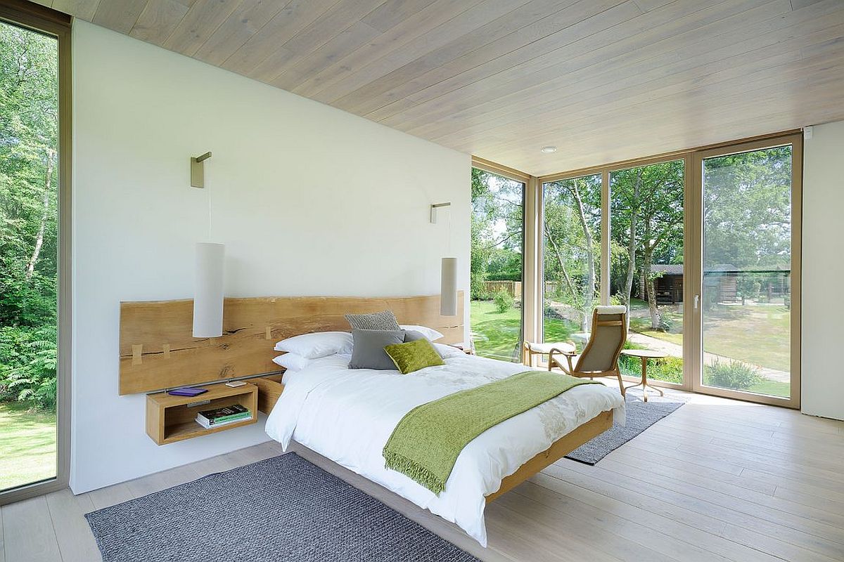 Floating bed with matching nightstands for the contemporary bedroom