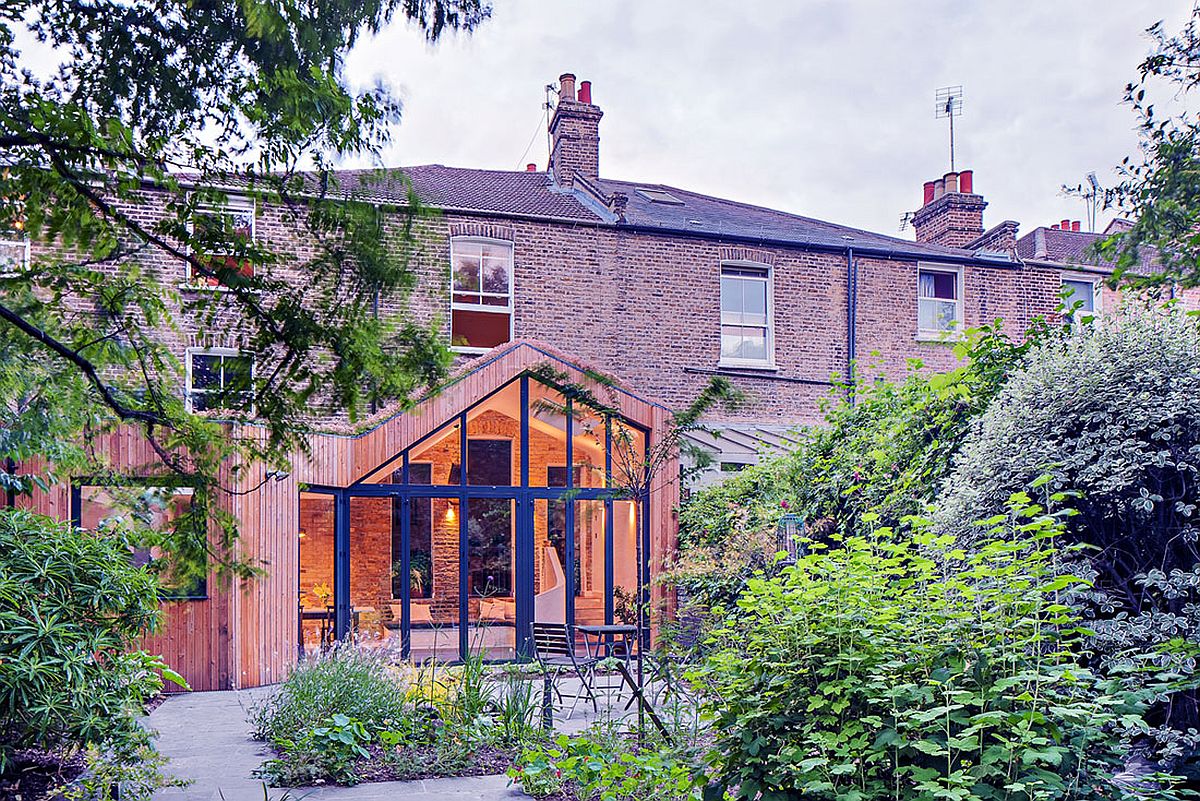 Inventive home extension connects the old home with the garden