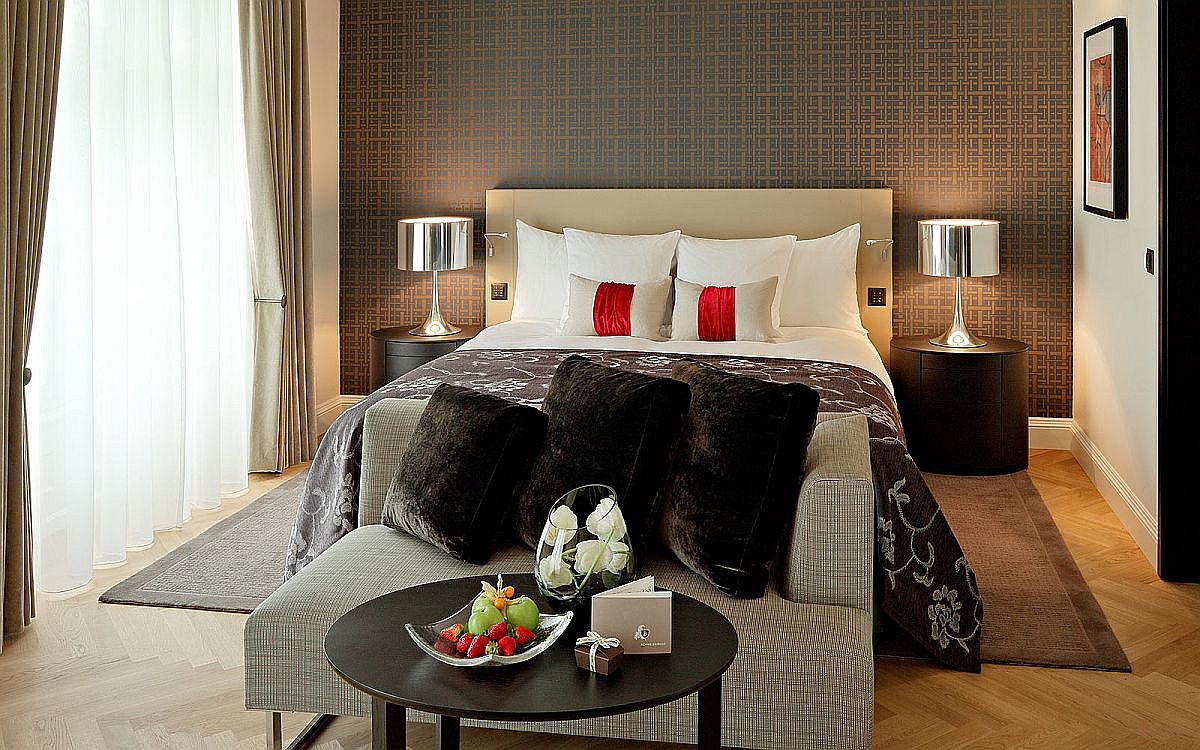 Luxurious room inside hotel Schweizerhof, Bern