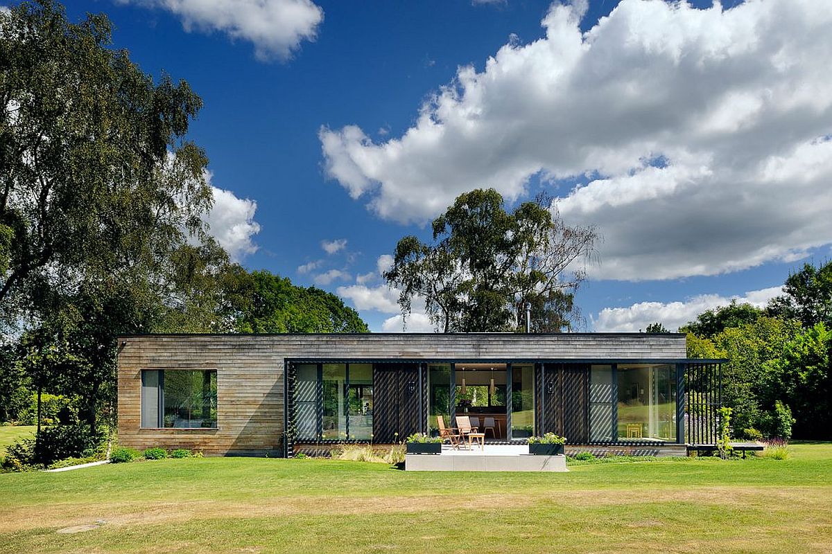 Open design connects the forest house with the greenery outside