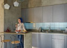 Small-and-stylish-kitchen-with-concrete-breakfast-bench-217x155