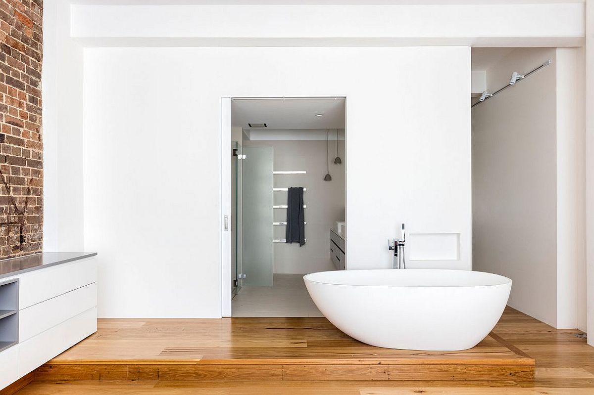 Standalone bathtub in white for the minimal bathroom