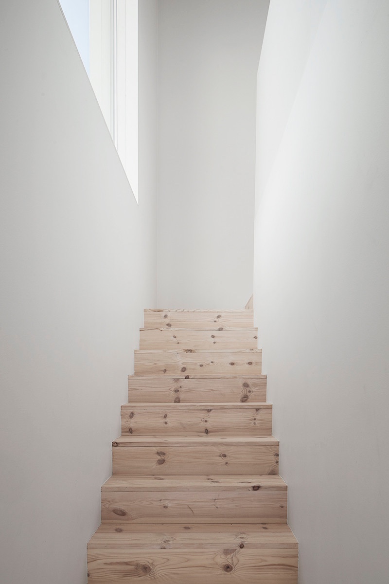 Villa Mörtnäs stairwell in Mörtnäs, Sweden, by Fourfoursixsix architects. Image © Johan Dehlin via ArchDaily.