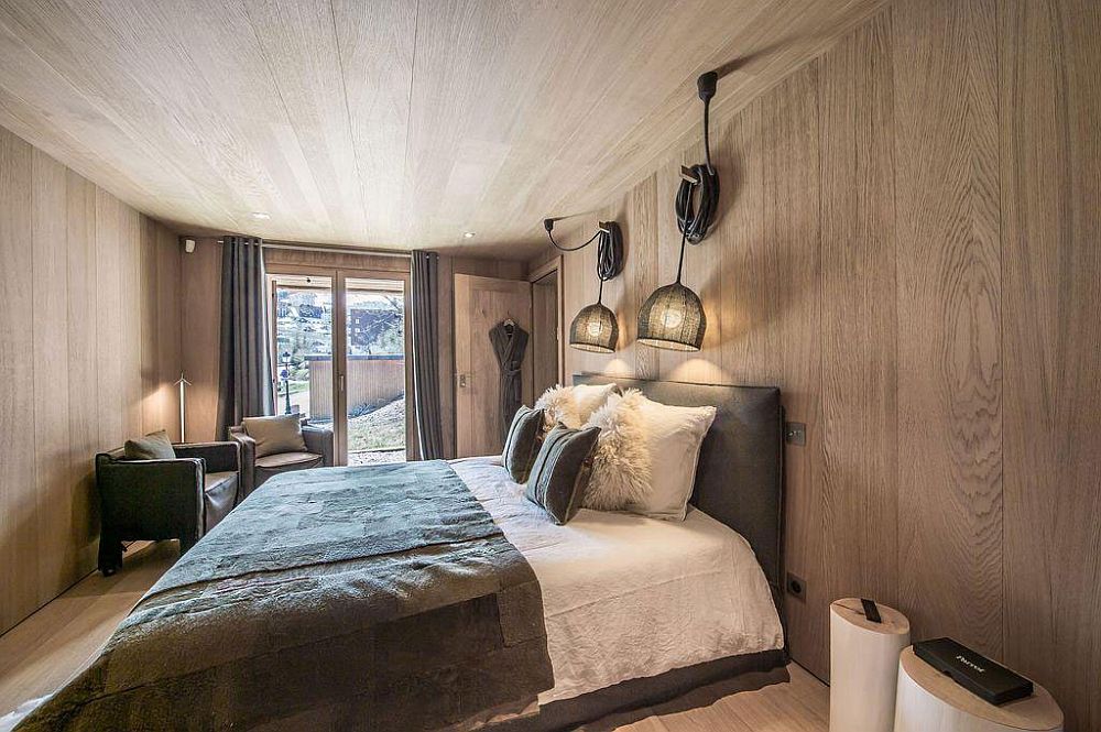 Walls and ceiling draped in wood of the chalet-style bedroom