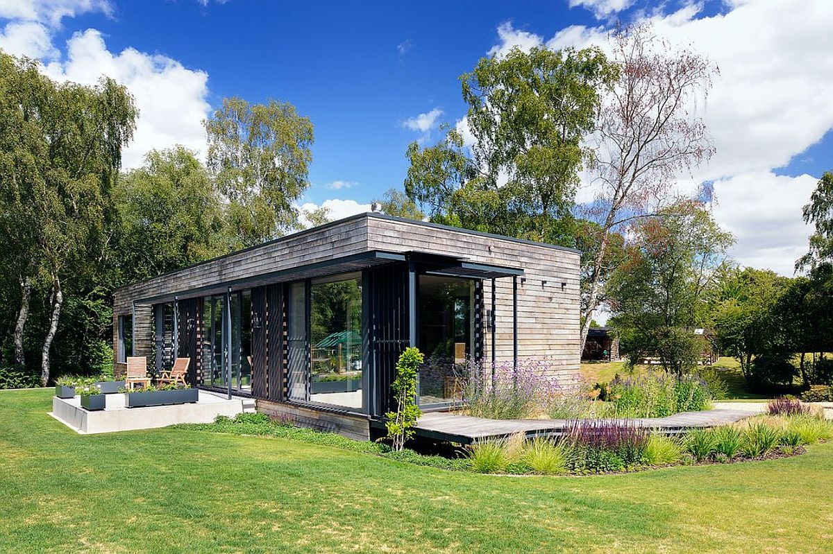 Wood and glass shape the exterior of the mobile contemporary forest lodge