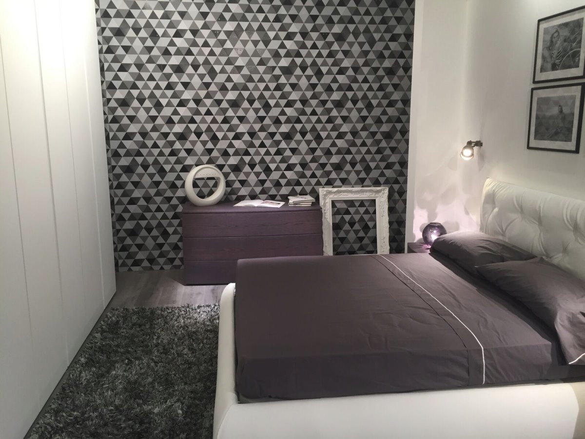 A geo accent wall in a modern bedroom
