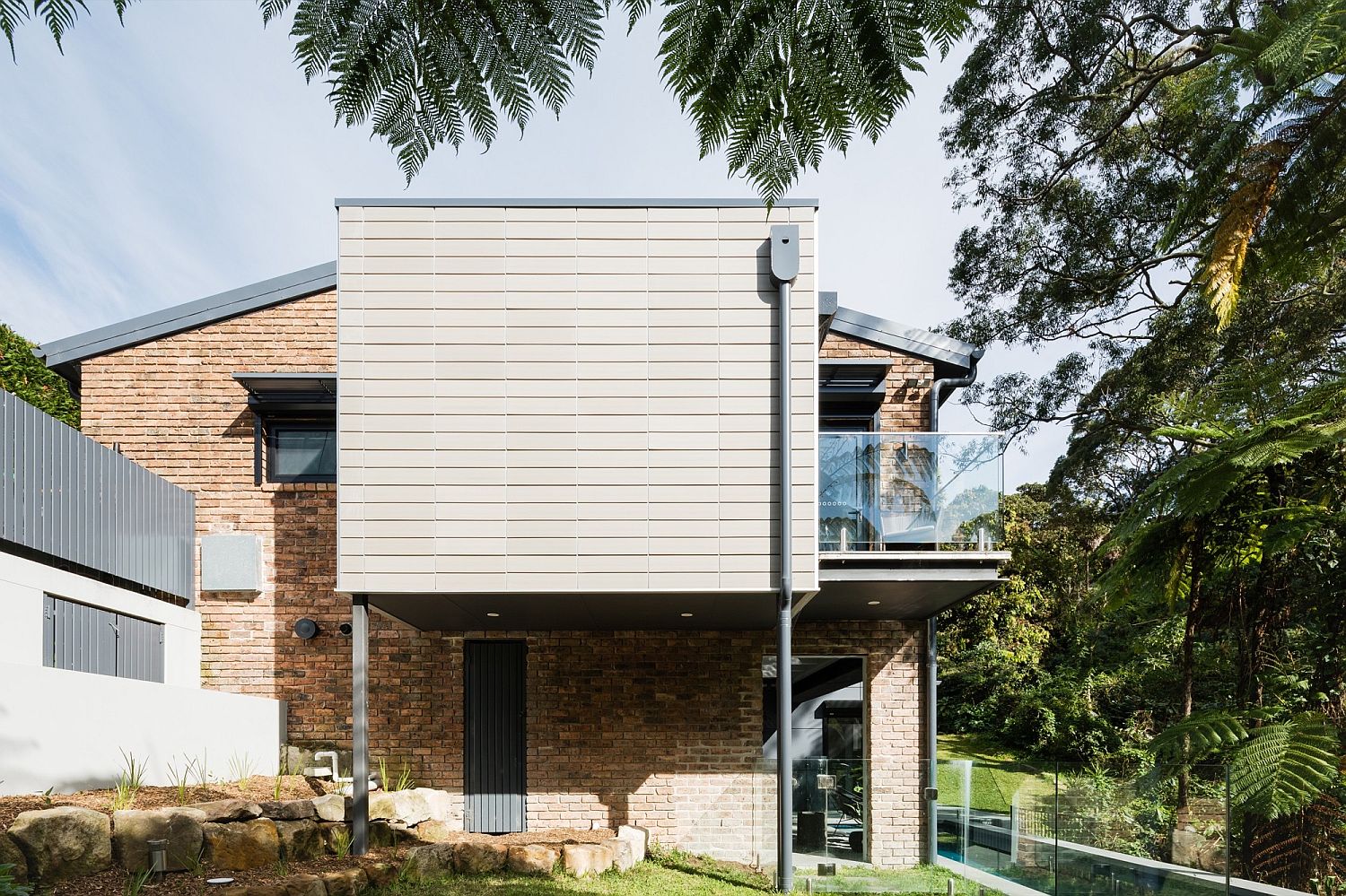 Burrawong House on the edge of a national park