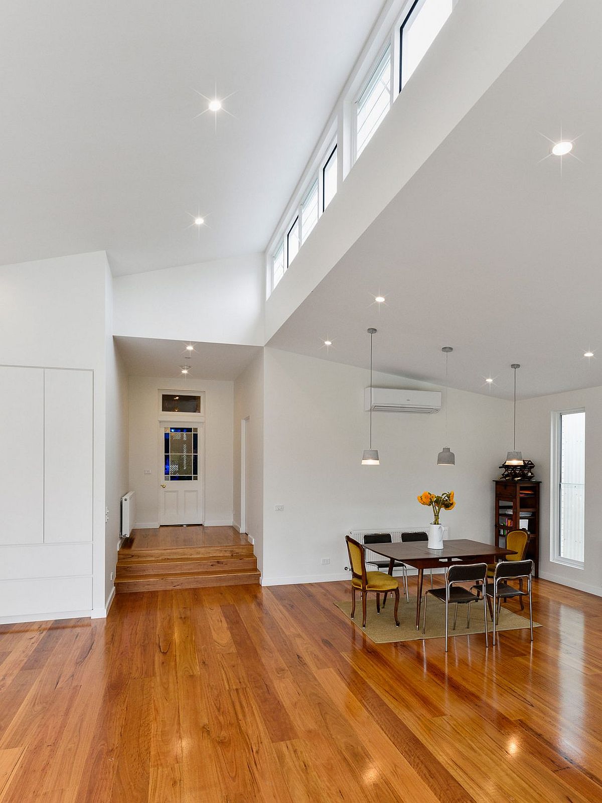 Classic decor gives the simple space an elegant dining area