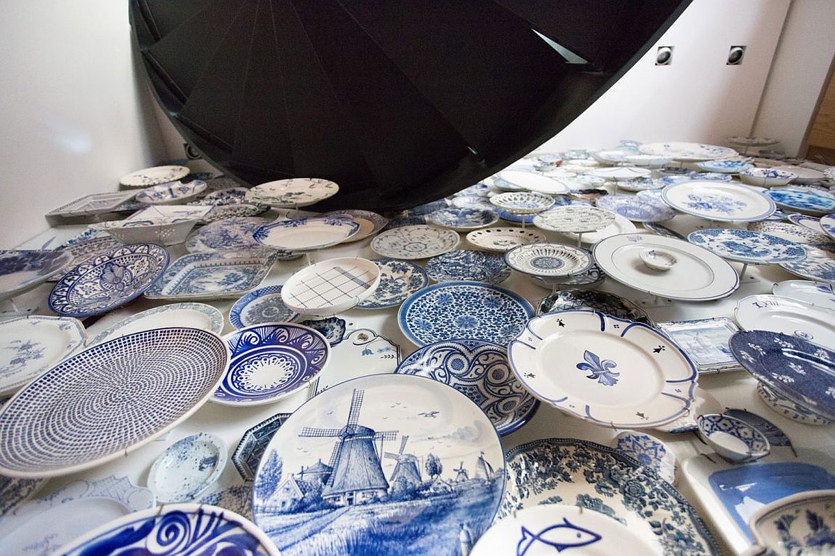 Closer look at the living room accent wall created using plates in white and blue