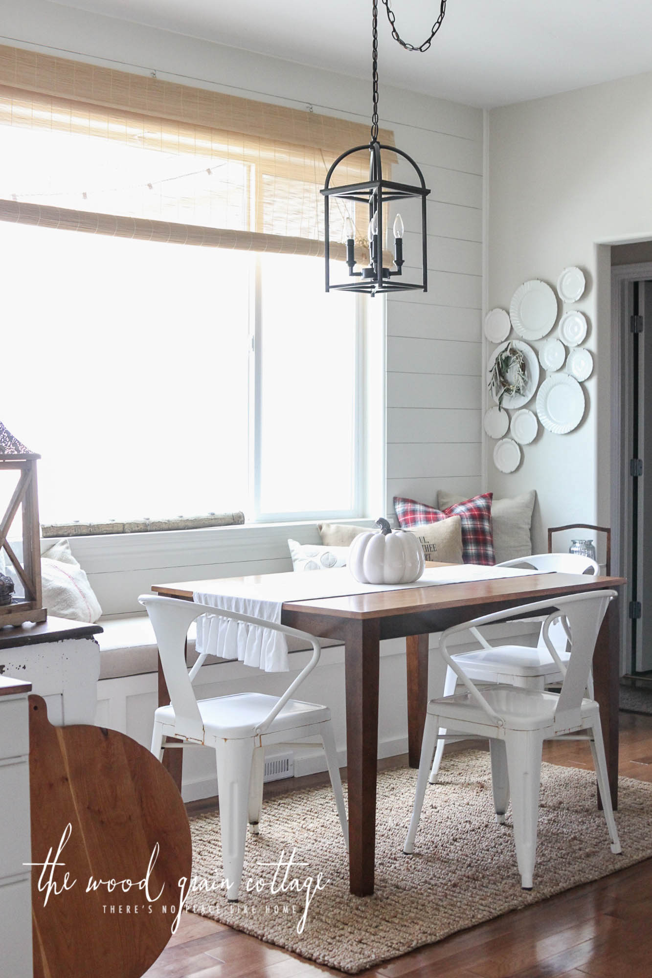 Comfortable cottage banquette by the window