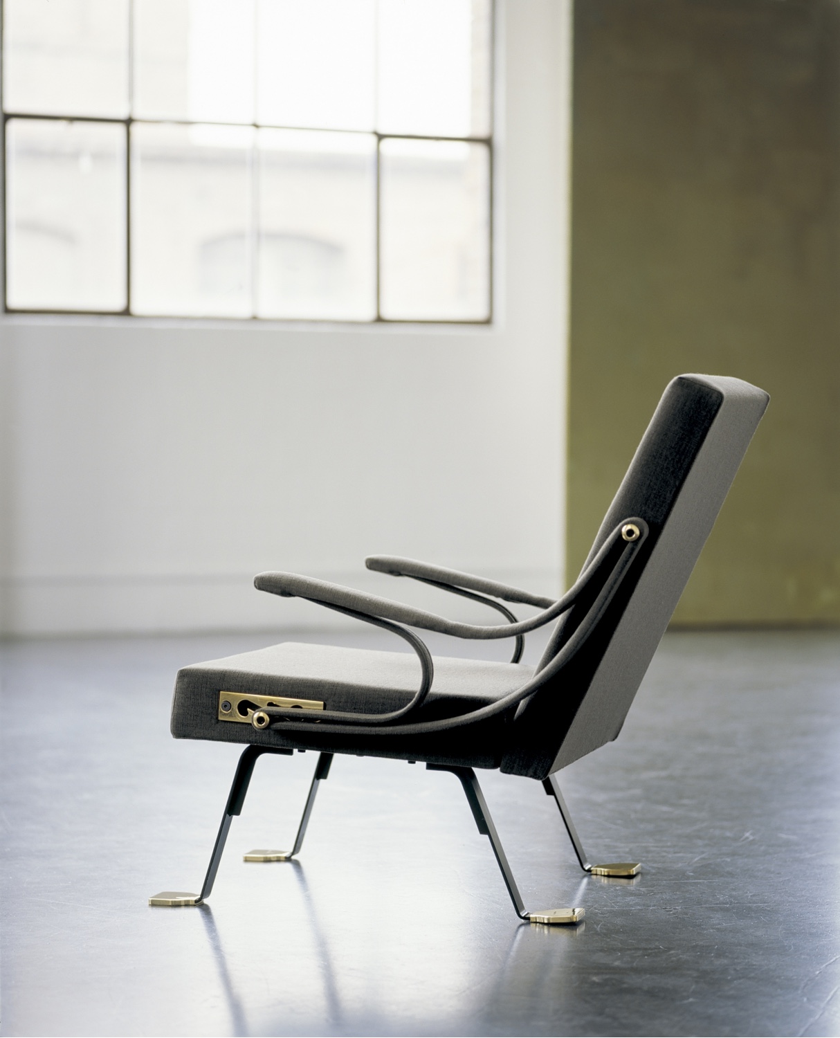 Digamma-metal-chaise-longue