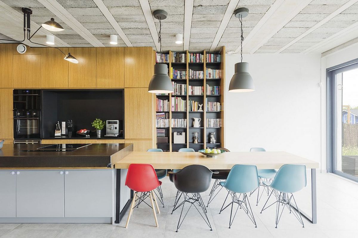 Dining-space-next-to-the-kitchen-with-colorful-seating