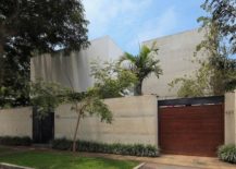 Elegant-and-minimal-design-of-contemporary-home-on-a-lot-next-to-public-park-in-Lima-217x155