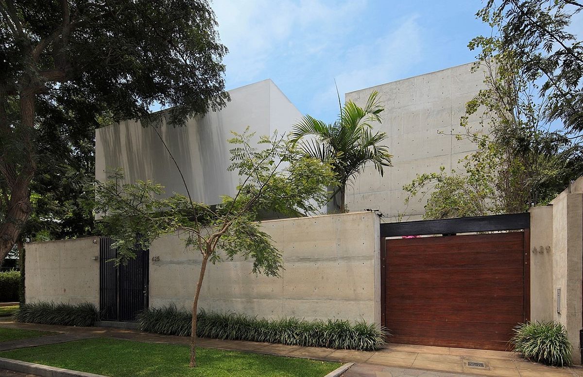 Elegant and minimal design of contemporary home on a lot next to public park in Lima