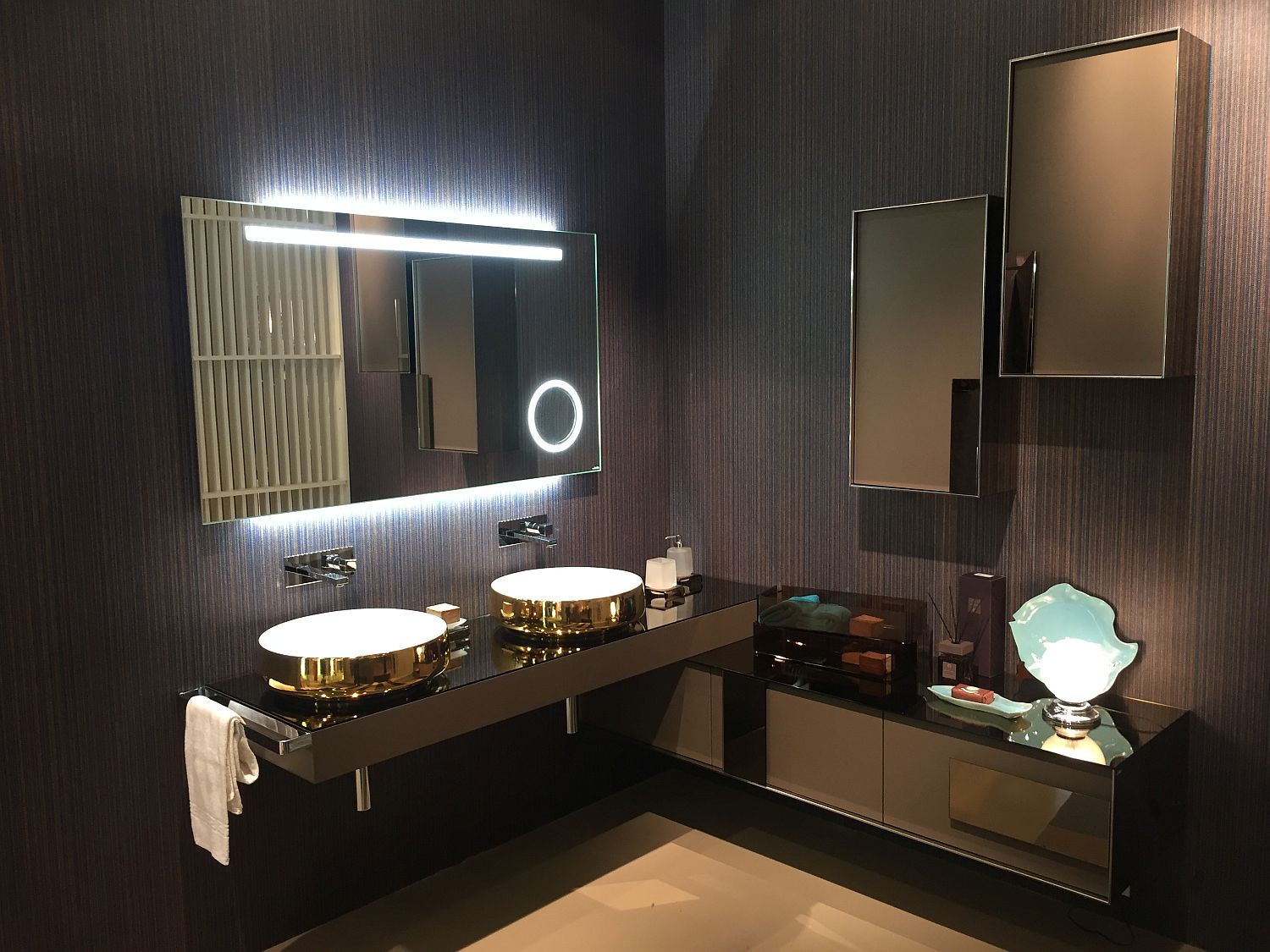 Glamarous bathroom vanity with mirrored finish and a hint of gold