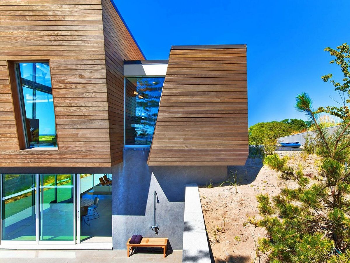 Glass walkway connects the guest space with the main house