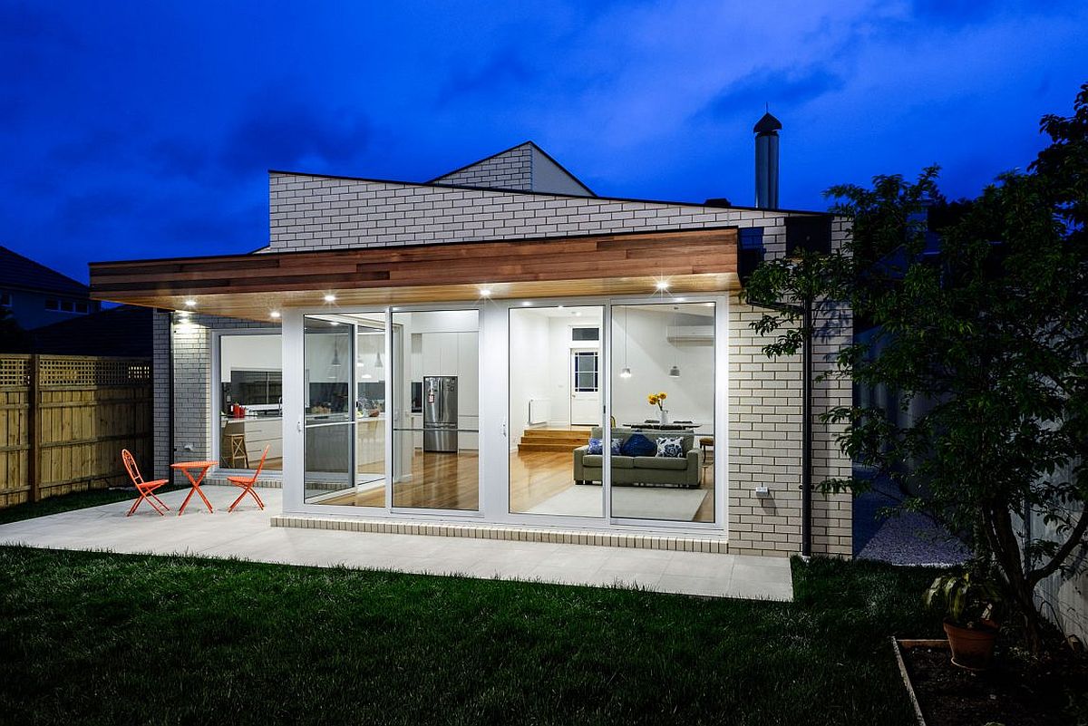 Glass-windows-bring-the-garden-inside-at-the-revamped-Melbourne-home