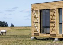Industrialized-materials-and-smart-design-make-the-fabrication-of-the-prefab-retreat-easy-217x155