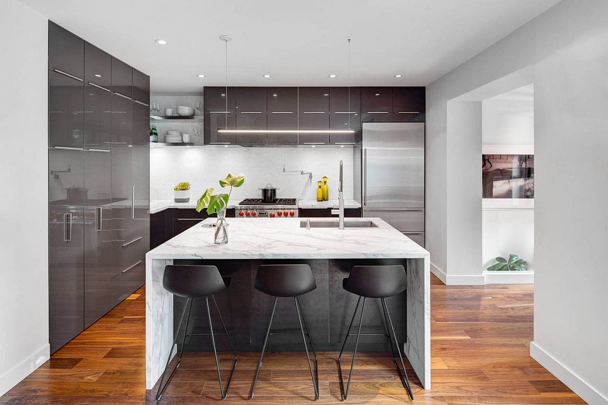 Kitchen in gray and white with a gorgeous central island