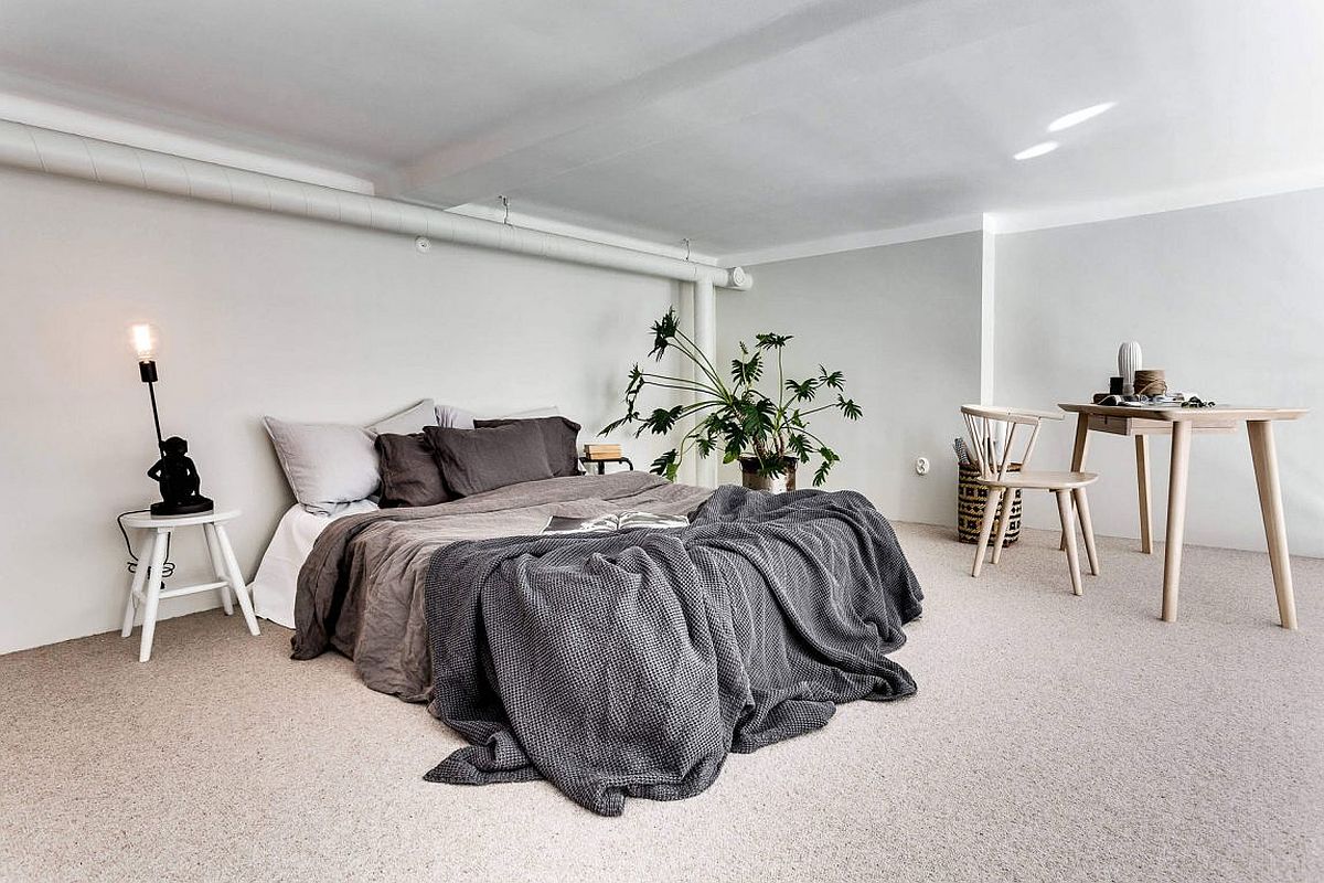 Mezzanine level bedroom with minimal-Scandinavian style and a cool workspace