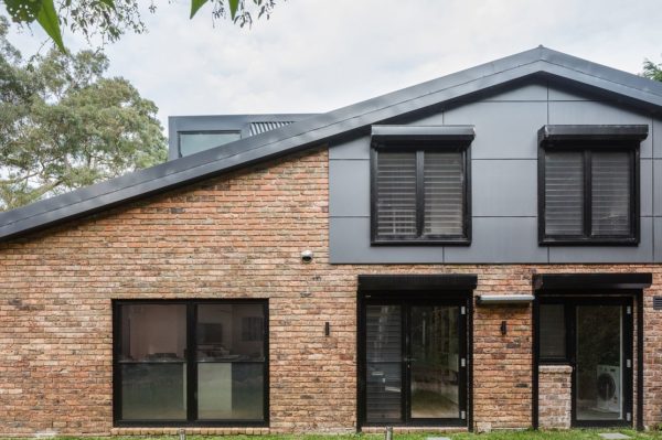 Nestled On Nature S Edge 1970s Brick Dwelling Gets A Modern Upgrade   Modern Addition To The 1970s Brick House Down Under 600x399 