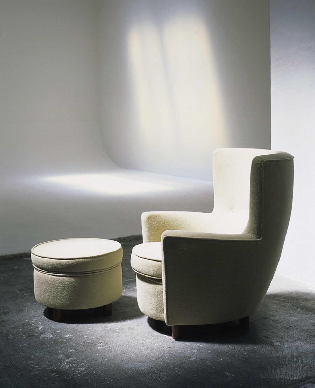 Moragas-armchair-and-pouf-