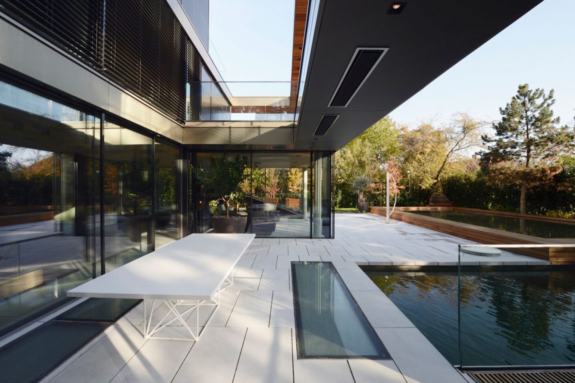 Outdoor dining area and pool of the modern house in Vienna, Austria