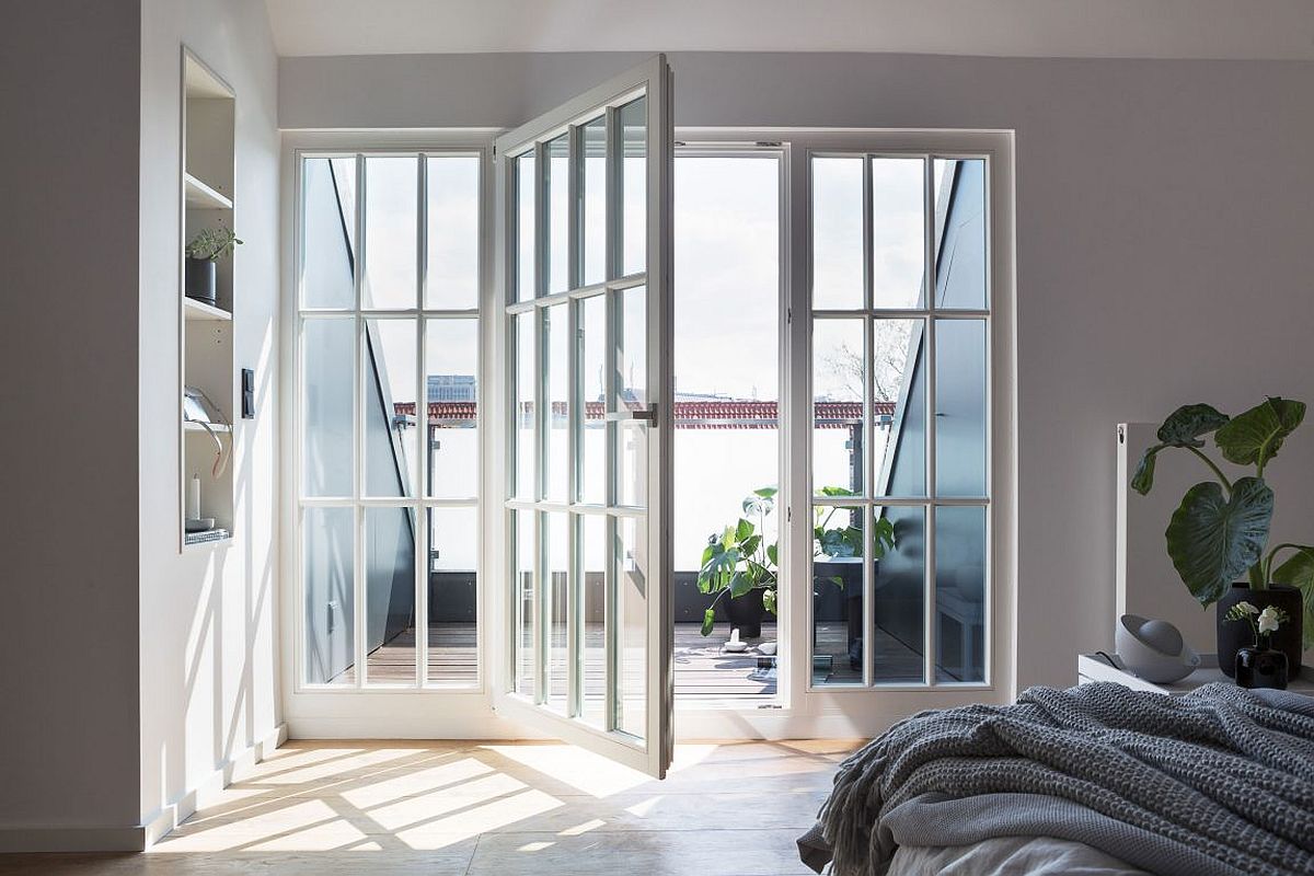 Penthouse-bedroom-in-gray-and-white-connected-with-the-small-balcony