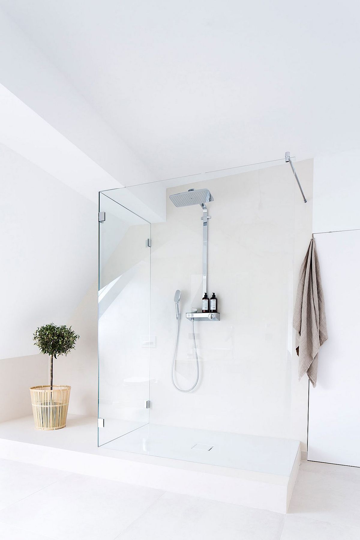 Refined bathroom in white