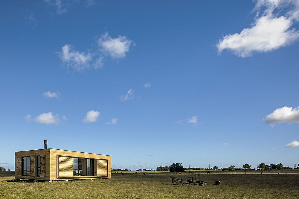 Small and elegant prefab in the countryside