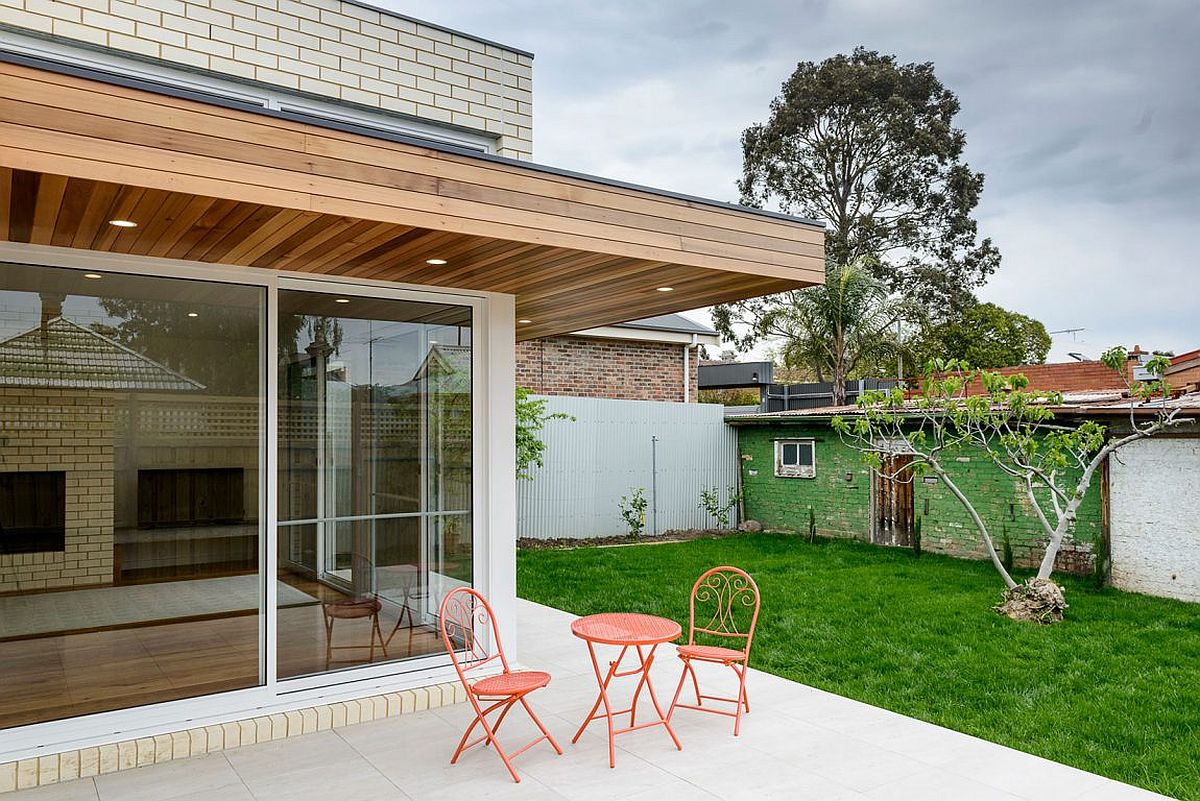 Small sitting space that stretches into the garden outside